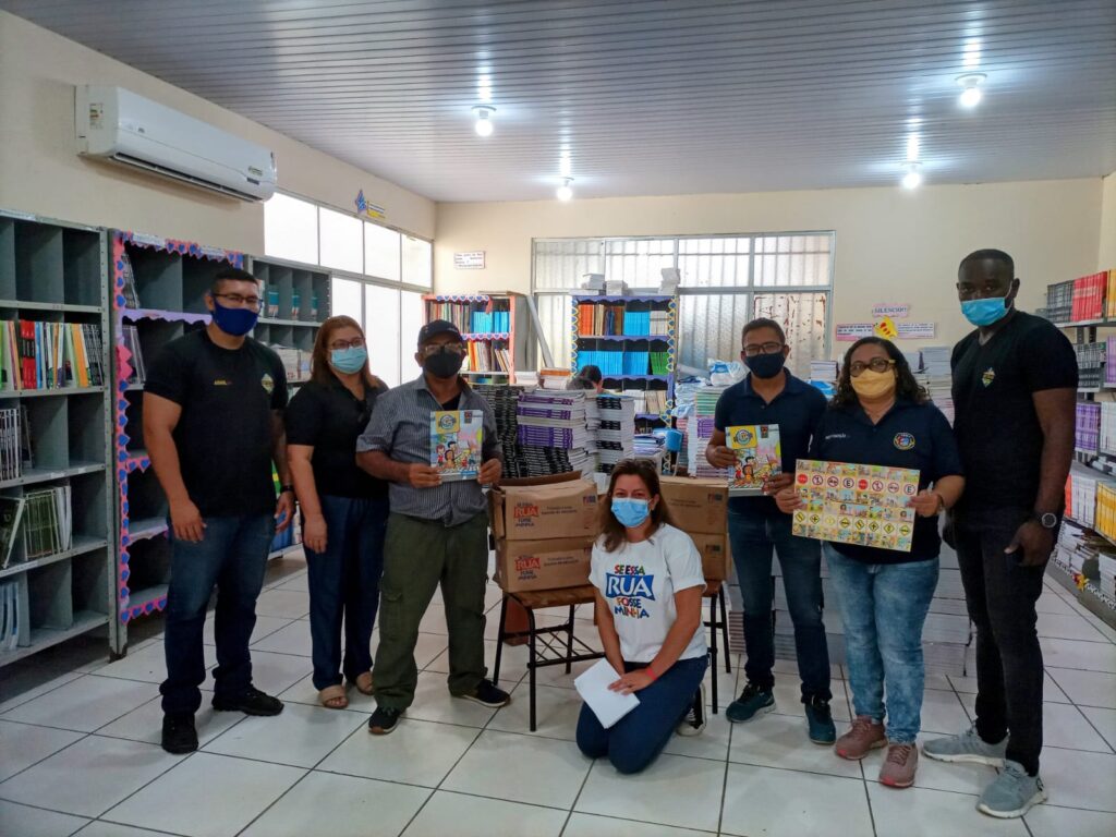 Entrega dos livros nas escolas